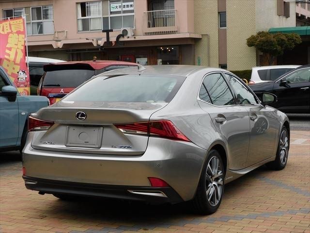 Lexus IS 2017-01 194726-2