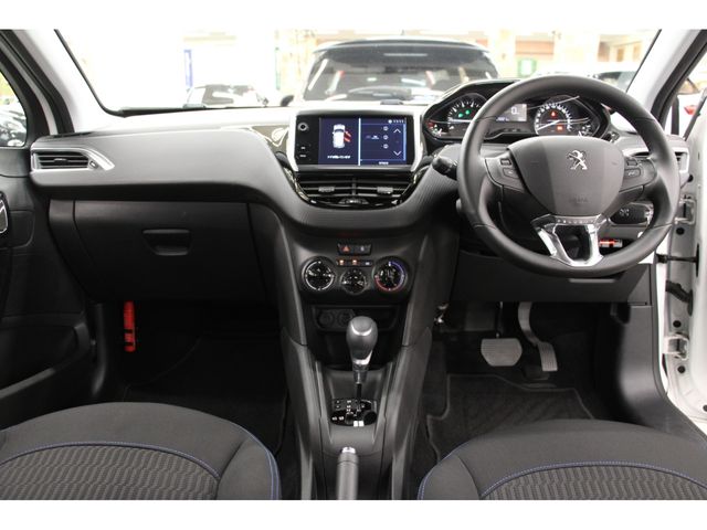 Peugeot 208 2019-02 23039-1