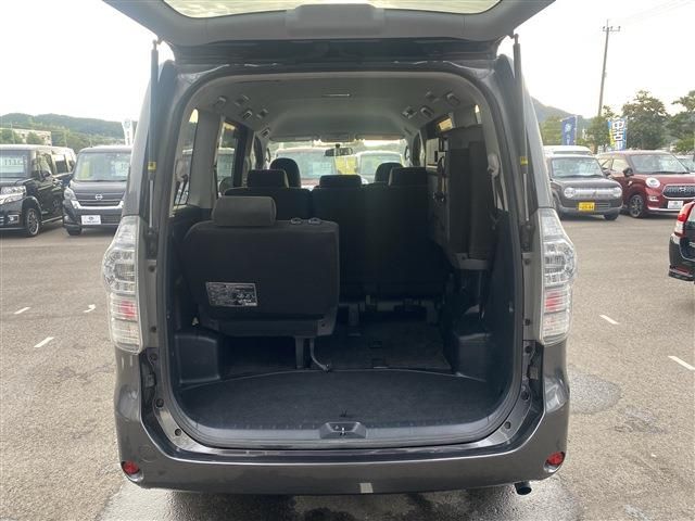 Toyota VOXY 2011-02 188285-6