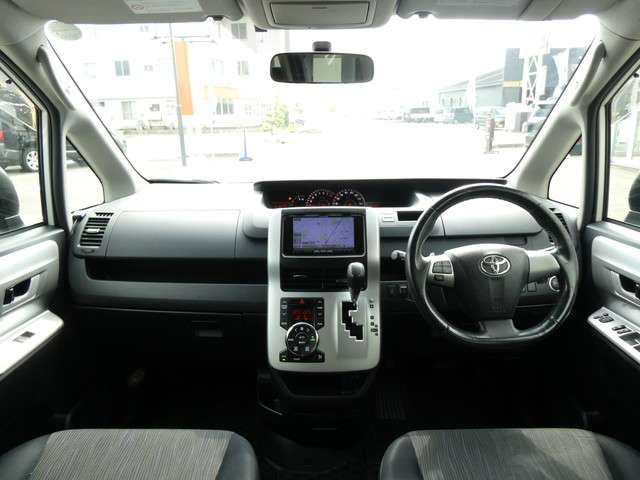 Toyota VOXY 2010-06 22824-6
