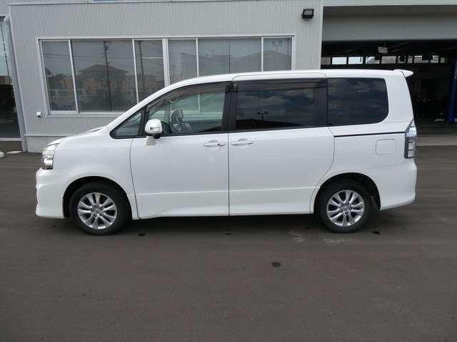Toyota VOXY 2010-06 22824-5