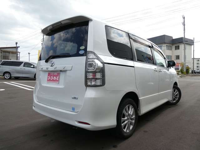 Toyota VOXY 2010-06 22824-1