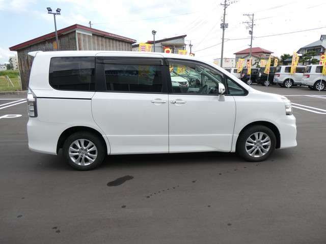 Toyota VOXY 2010-06 22824-4