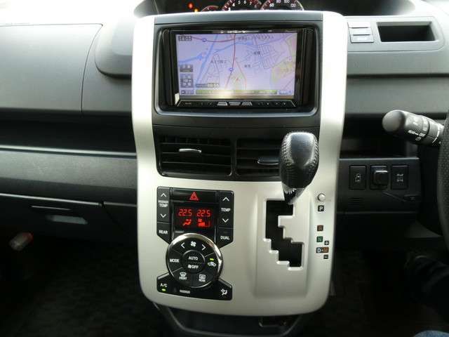 Toyota VOXY 2010-06 22824-7