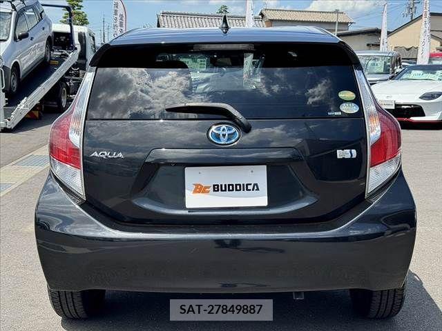 Toyota AQUA 2015-08 389279-13