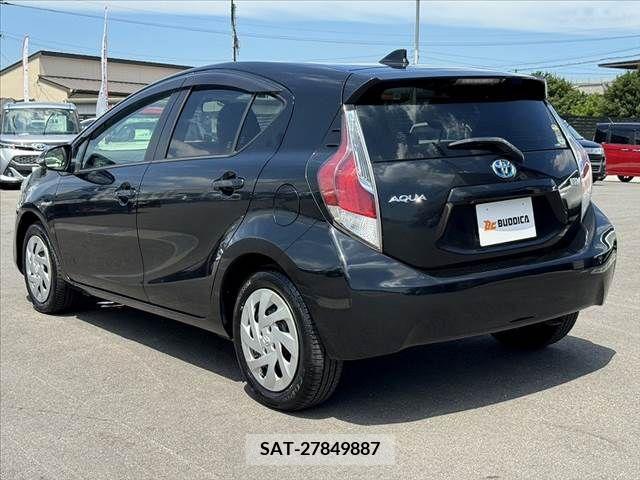 Toyota AQUA 2015-08 389279-12