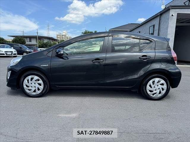 Toyota AQUA 2015-08 389279-11