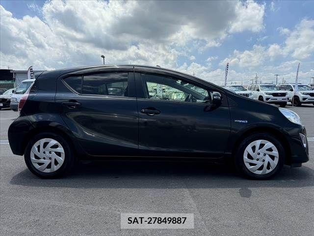 Toyota AQUA 2015-08 389279-10