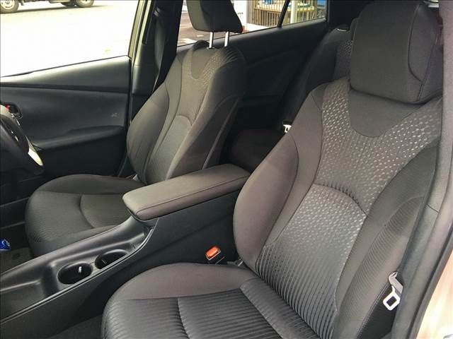 Toyota PRIUS 2016-09 11982-3