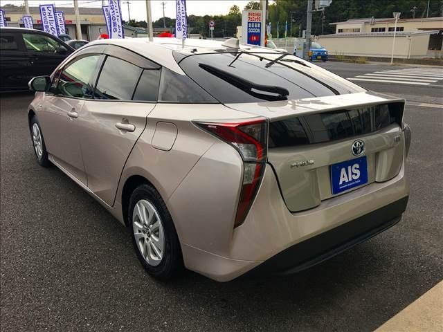 Toyota PRIUS 2016-09 11982-2