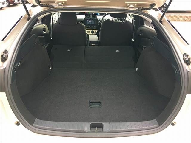 Toyota PRIUS 2016-09 11982-6