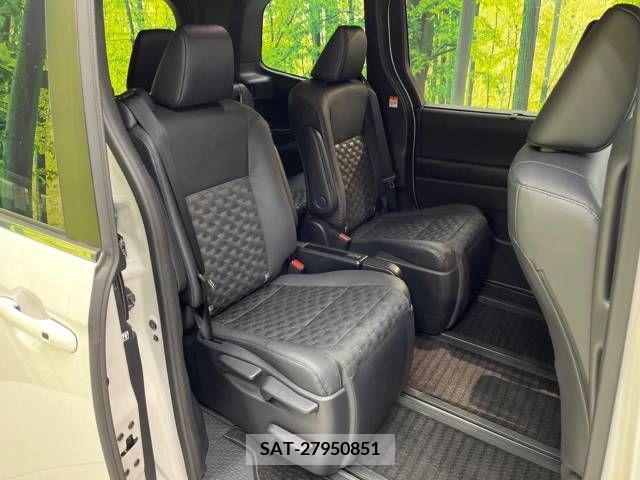 Toyota VOXY HYBRID 2022-04 335728-9