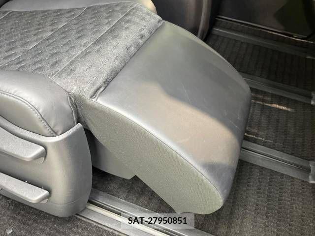 Toyota VOXY HYBRID 2022-04 335728-7