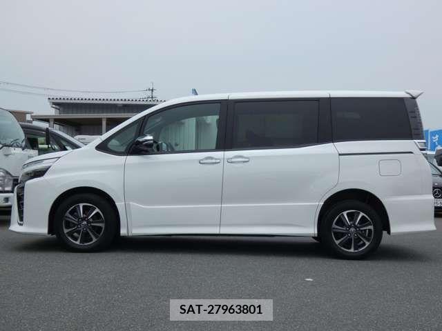 Toyota VOXY 2018-01 321749-5