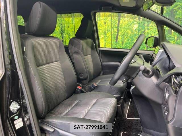 Toyota VOXY 2018-02 216538-8