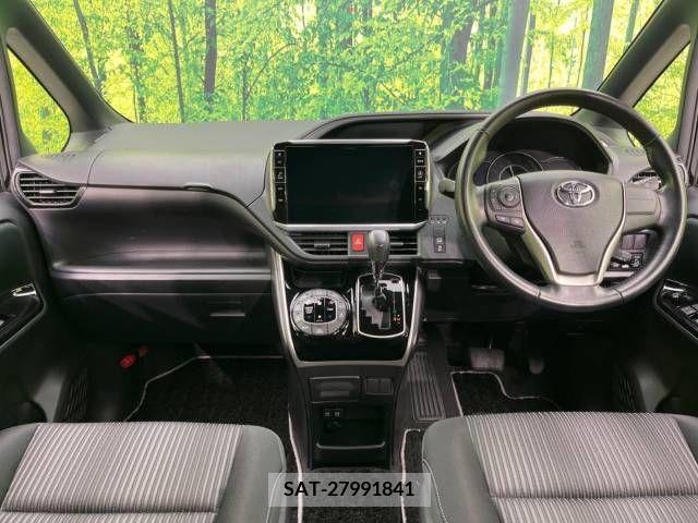 Toyota VOXY 2018-02 216538-1