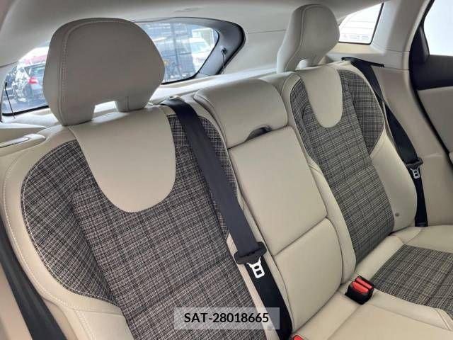 Volvo V40 2016-09 288683-12