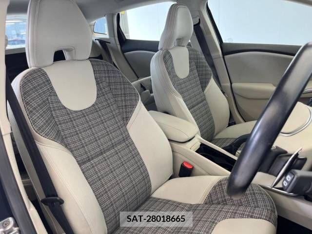Volvo V40 2016-09 288683-11
