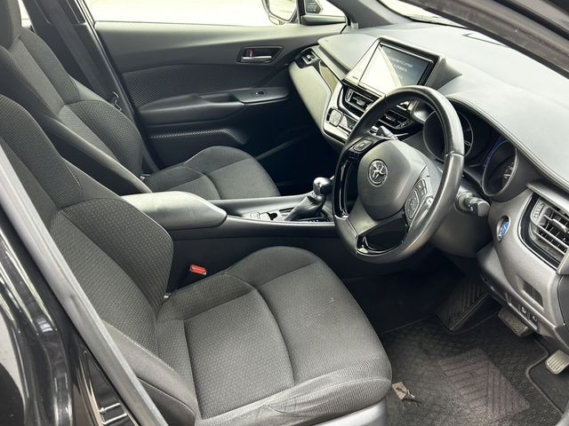 Toyota C-HR 2018-09 13505-11