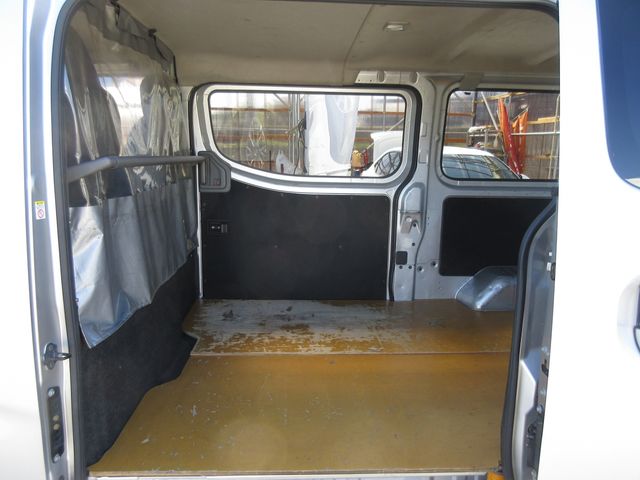 Nissan NV350 Caravan 2018-04 16060-11