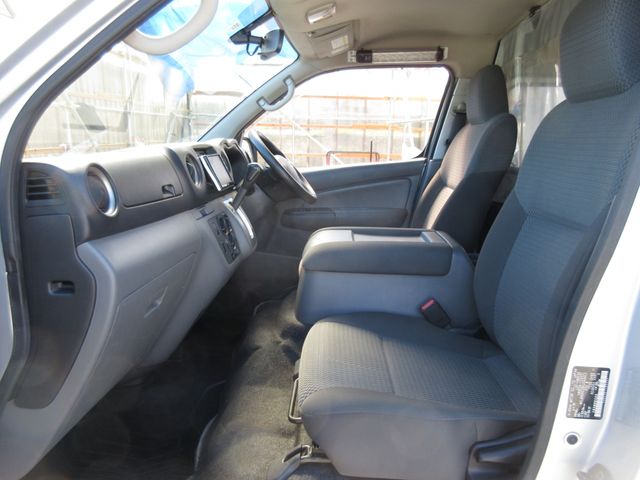 Nissan NV350 Caravan 2018-04 16060-8