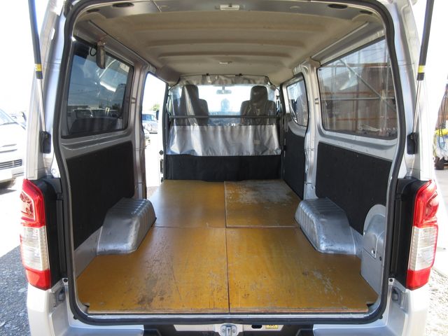 Nissan NV350 Caravan 2018-04 16060-10