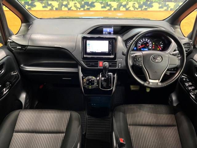 Toyota VOXY 2018-03 195300-1