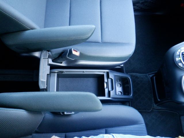 Toyota NOAH HYBRID 2019-09 21276-22