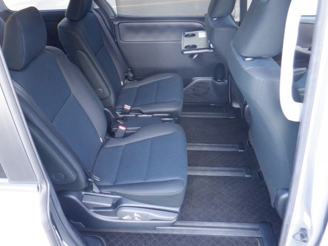 Toyota NOAH HYBRID 2019-09 21276-12