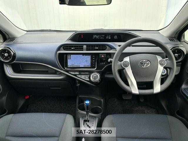Toyota AQUA 2015-06 260615-1