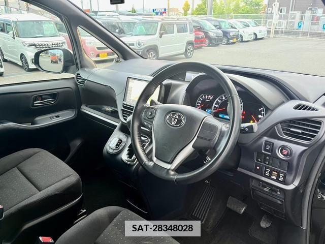 Toyota VOXY 2017-11 370363-20