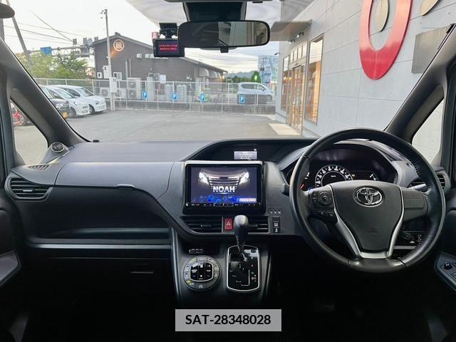 Toyota VOXY 2017-11 370363-1