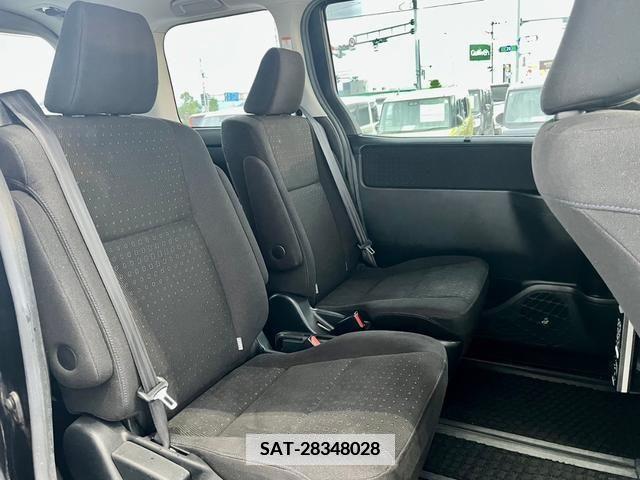 Toyota VOXY 2017-11 370363-6