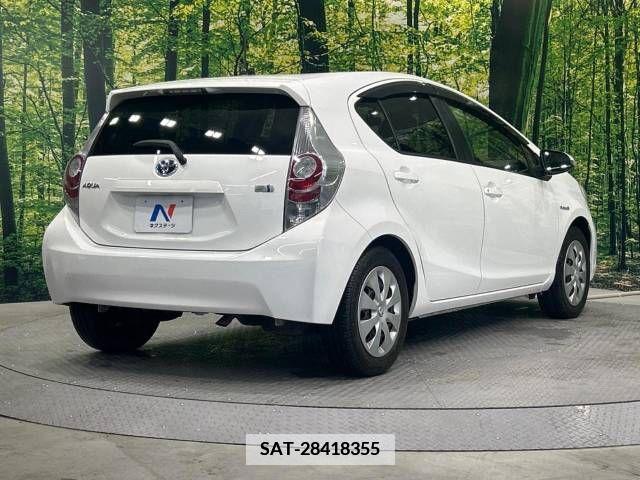 Toyota AQUA 2013-04 349882-17