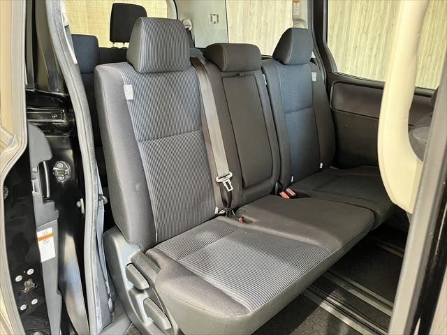 Toyota VOXY 2016-11 13209-18