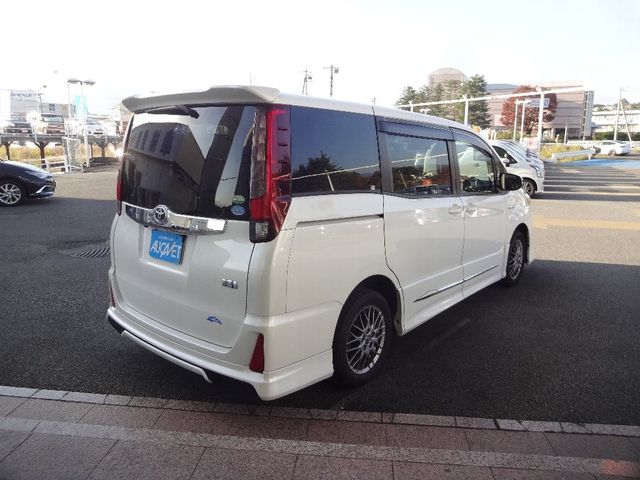 Toyota NOAH HYBRID 2016-03 195974-1