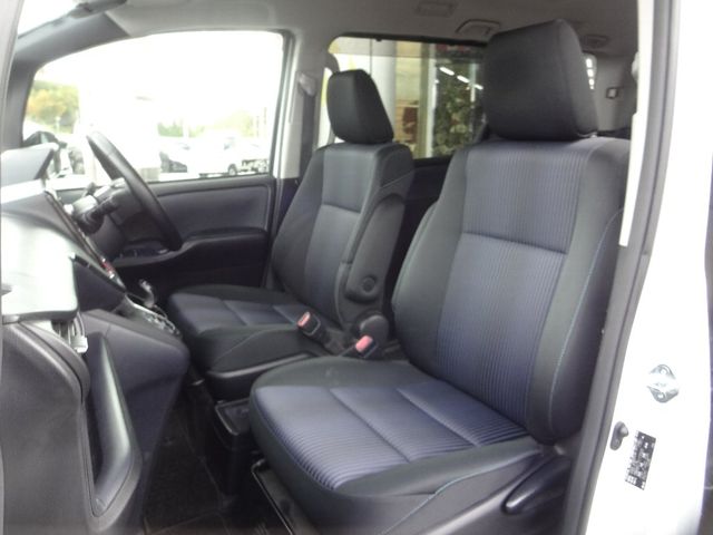 Toyota NOAH HYBRID 2016-03 195974-6