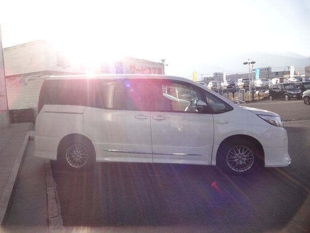 Toyota NOAH HYBRID 2016-03 195974-4