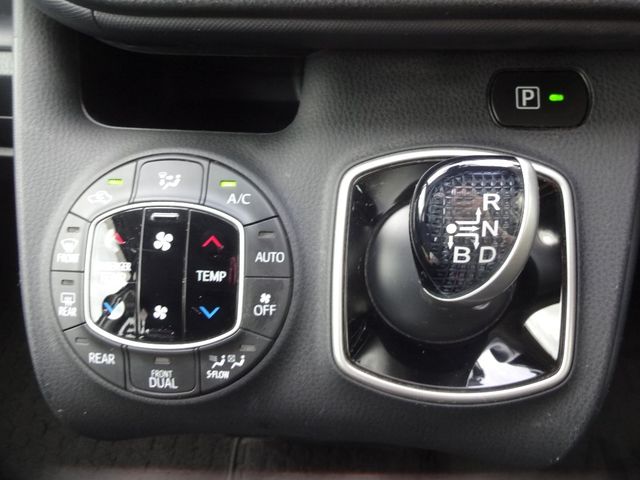 Toyota NOAH HYBRID 2016-03 195974-13