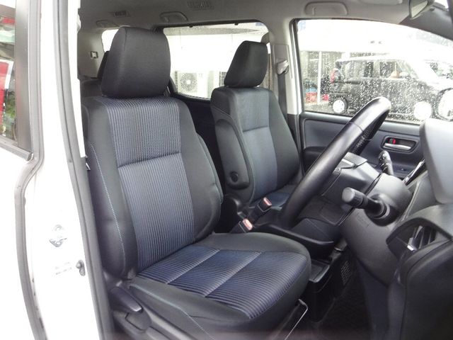 Toyota NOAH HYBRID 2016-03 195974-5