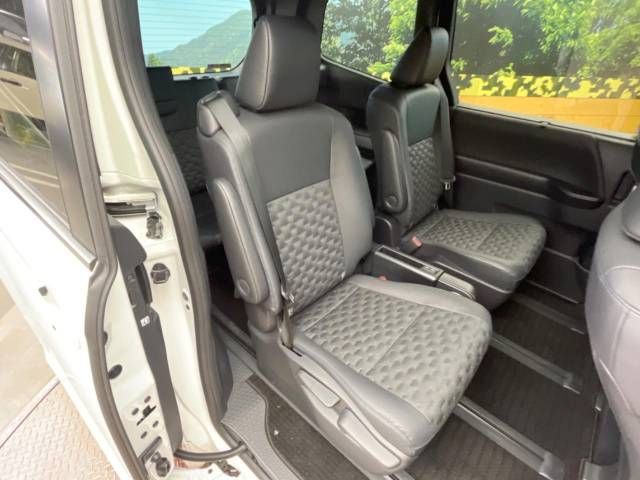 Toyota VOXY 2022-07 20354-8