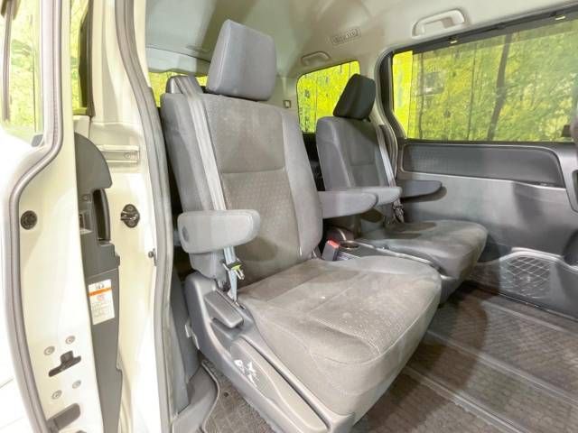 Toyota VOXY HYBRID 2014-06 15835-9