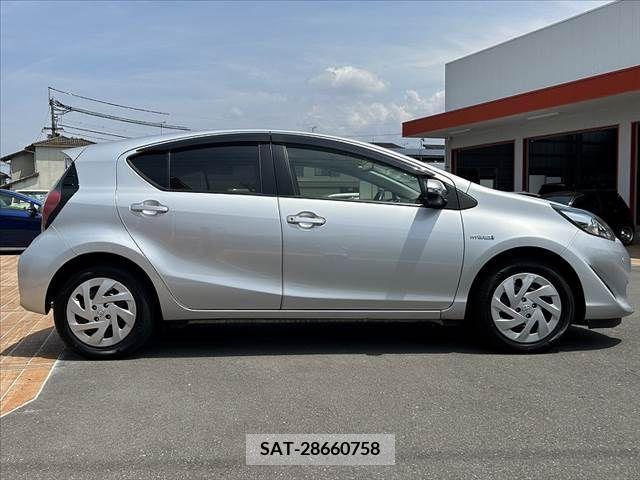 Toyota AQUA 2018-05 260451-11