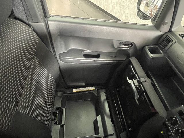 Toyota Pixis Mega 2019-04 180792-19