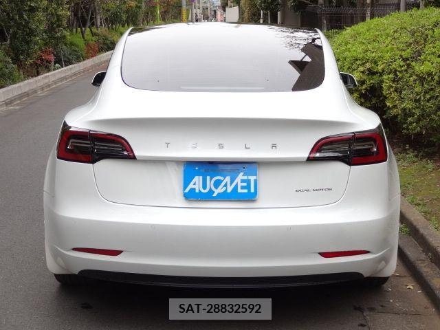 Tesla MODEL 3 2022-03 240398-9