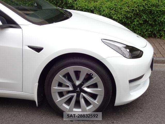 Tesla MODEL 3 2022-03 240398-8