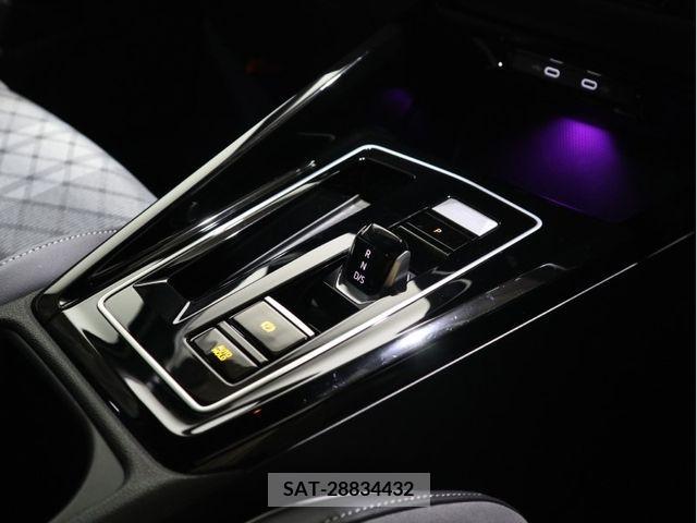 VolksWagen GOLF 2023-10 255582-11