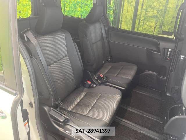 Toyota VOXY 2018-05 332293-9