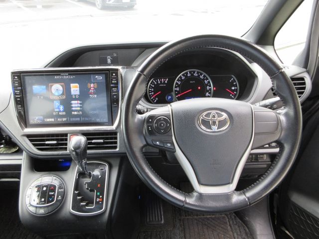 Toyota VOXY 2014-10 192754-16