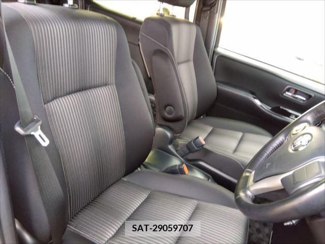 Toyota VOXY HYBRID 2018-10 376656-9